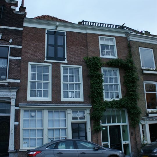 Pand met lijstgevel met goed bewaard gebleven pui