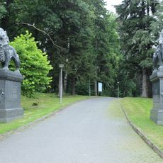 Sochy lvů u vstupu do lázeňského parku v Lázních Libverda