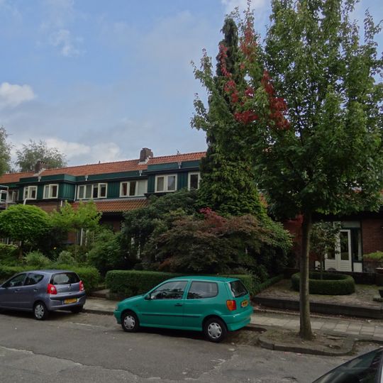 Rijtje van zes middenstandswoningen