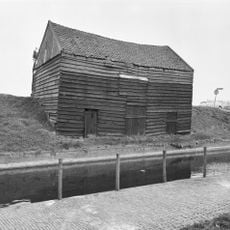 Drie houten turfschuren