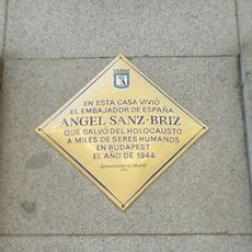 Commemorative plaque to Ángel Sanz-Briz