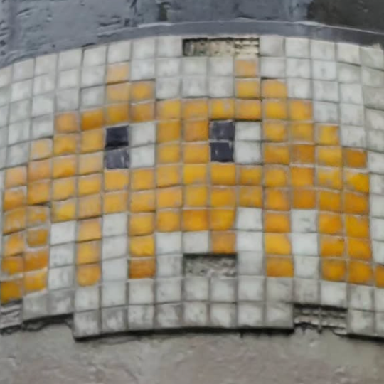 Dit is een plek vol leven. Je ziet mensen op de straten die genieten van hun dag. Er zijn veel kleine winkels en cafés waar je kunt stoppen en ontspannen. De gebouwen zijn oud en vertellen verhalen uit vroeger tijden. Veel mensen komen hier om de sfeer te voelen en de sfeer te ervaren. Het is altijd druk, ongeacht het tijdstip.