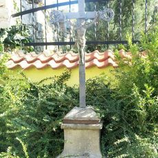 Kříž v uličce za kostelem ve Vrbně nad Lesy