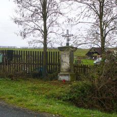 Kříž u silnice v západní části Volfartic