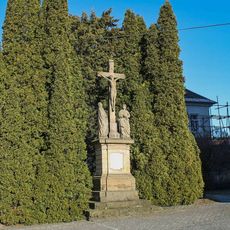 Kříž se sousoším Kalvárie ve Zvoli u kostela