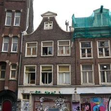 Huis met latere gevel onder klokvormige top