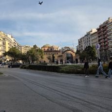 Πολίτες που διαβάζουν εφημερίδα και συζητούν