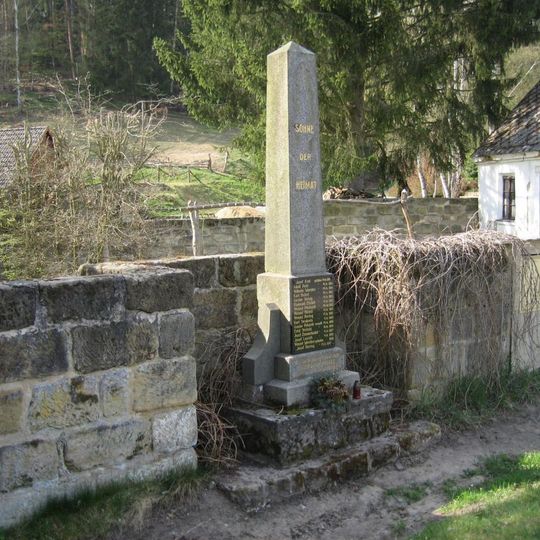 Pomník padlým v první světové válce u hlavní silnice v Olešně