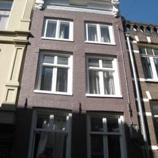 Pand met gevel onder rechte lijst met consoles