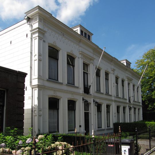 Vrijstaand blok van twee geschakelde villa's met voortuinen en diepe achtertuinen