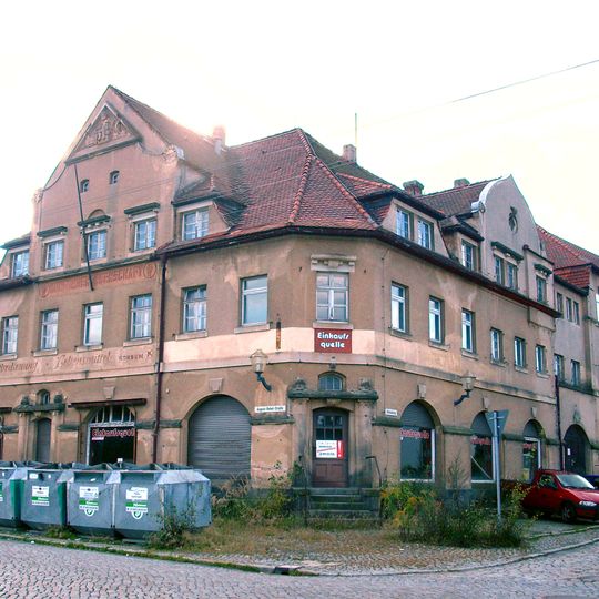 Konsumgenossenschaft; Wohnhaus der Konsumgenossenschaft in Ecklage mit Laden August-Bebel-Straße 14