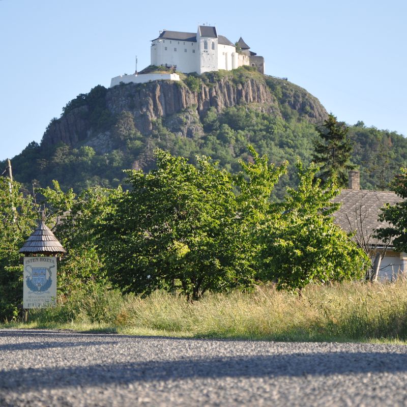 Castle of Füzér - Château médiéval dans les montagnes de Zemplén ...