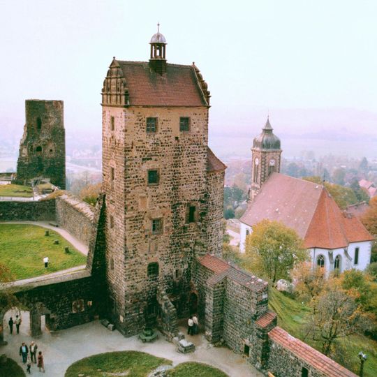 Einzeldenkmale der Sachgesamtheit Burg Stolpen: zum Teil nur ruinös erhaltene Burganlage mit allen Bestandteilen, darunter Kasematte, Marstall, Hauptwache, Kornhaus, Renaissanceportal mit Wappen, Johannisturm , Schösserturm, Seigerturm,