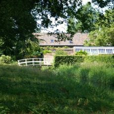 Zwijnsbergen: tuinmuur en kas