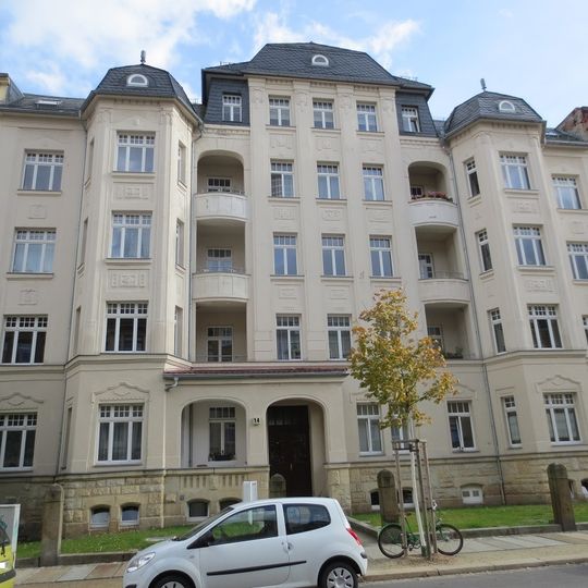 Mietshaus in geschlossener Bebauung mit Vorgarten und Einfriedung Further Straße 14