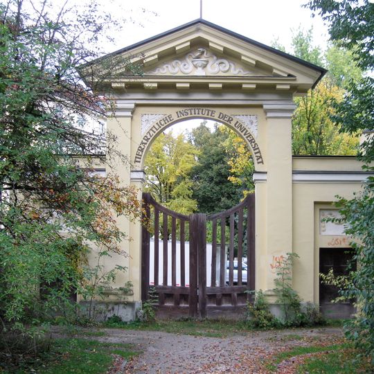 Tor am südlichen Ende des Komplexes der Tierärztlichen Fakultät