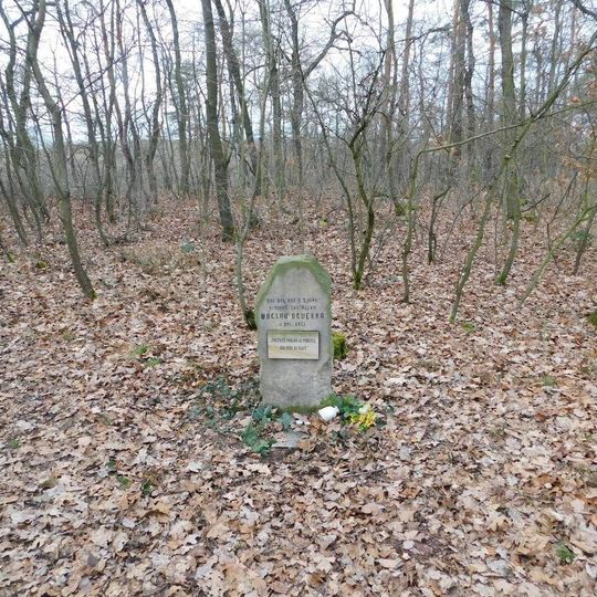 Pomníček Václava Veverky nad lesním divadlem v Krči