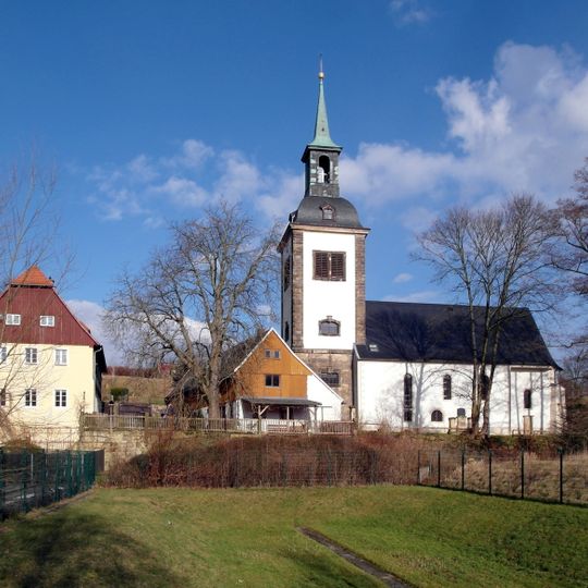 Pfarrhof mit Pfarrhaus, Seitengebäude, zwei Pfeilern der Hofeinfahrt und Hofmauer Hauptstraße 111