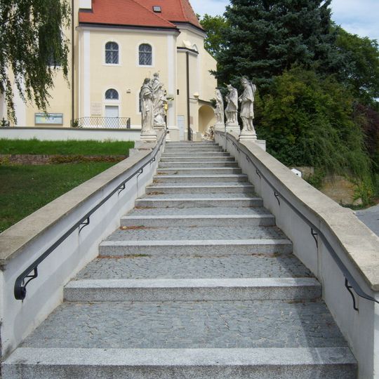 Stiegenaufgang mit Heiligenfiguren