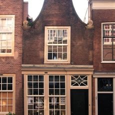 Pand met klokgevel waarvan de top verdwenen