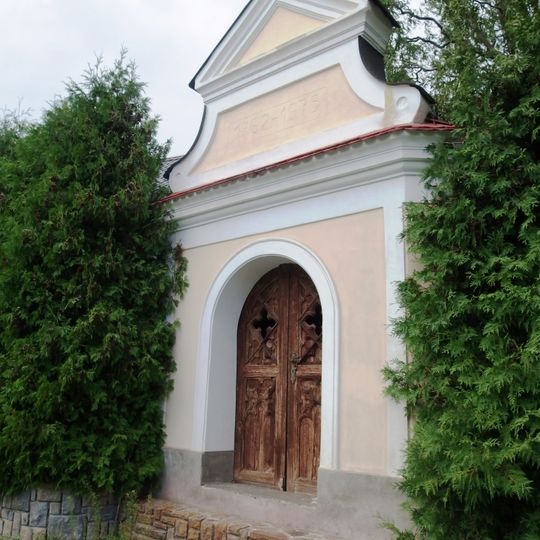 Kaplička s barokním štítem