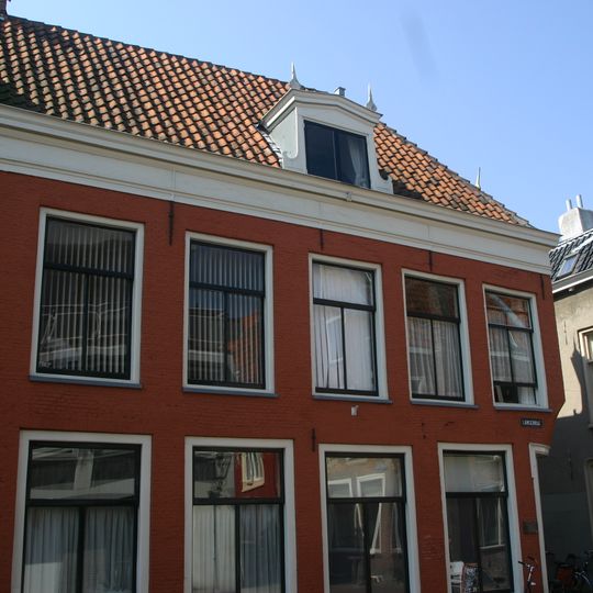 Pand met eenvoudige lijstgevel