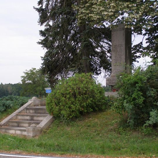 Pomník padlým v první světové válce u křižovatky poblíž hřbitova v Sukoradech