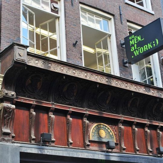 Pand met gevel onder rechte lijst met consoles