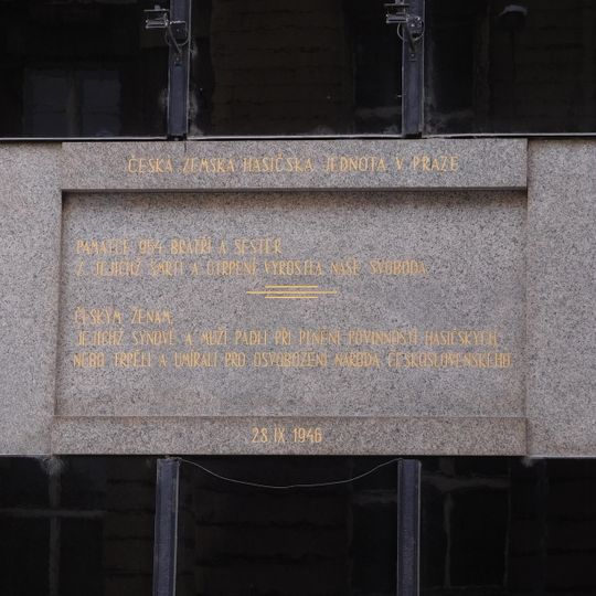 Pamětní deska obětem II. světové války z řad hasiček a hasičů na Hasičském domě v Praze