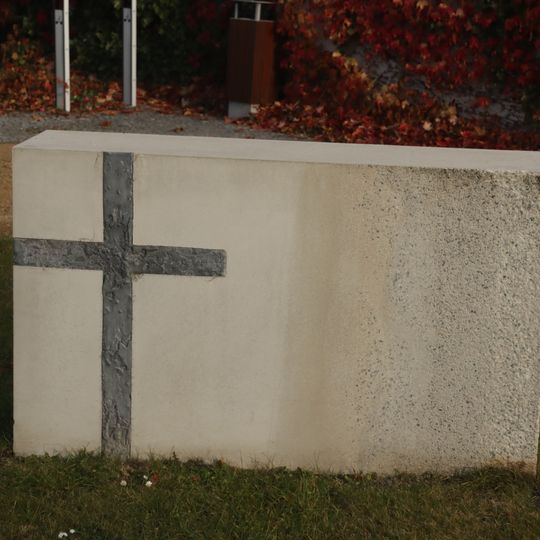 Betonový kříž u kaple Nejsvětějšího Srdce Páně v Číměři