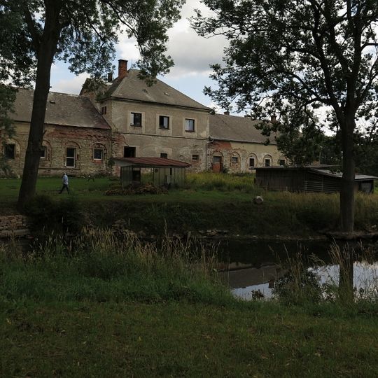 Zemědělský dvůr čp. 323 a 349