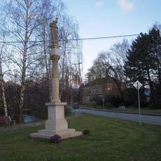 Sloup se sochou Panny Marie ve středu Dolní Dlouhé Loučky