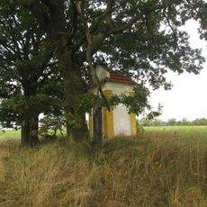 Kaple na konci zaniklé cesty severně od Vlkovic