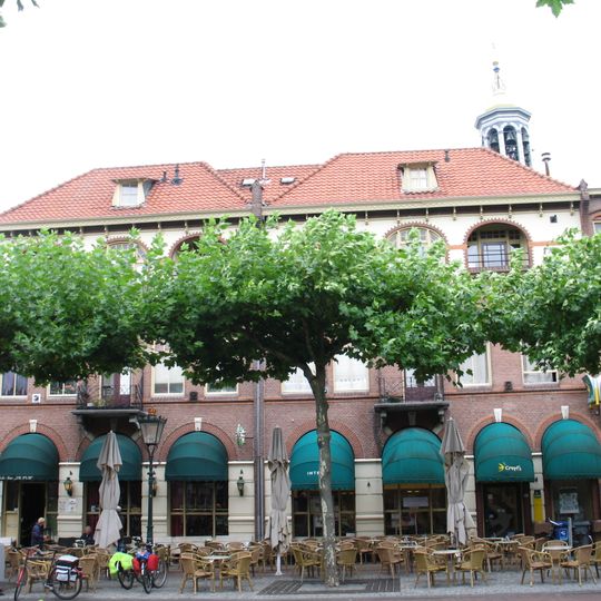 Rechthoekig pand van drie bouwlagen met detaillering in Art Nouveau-stijl