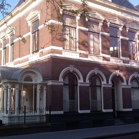 Woonhuis met aanbouw aan de noordkant