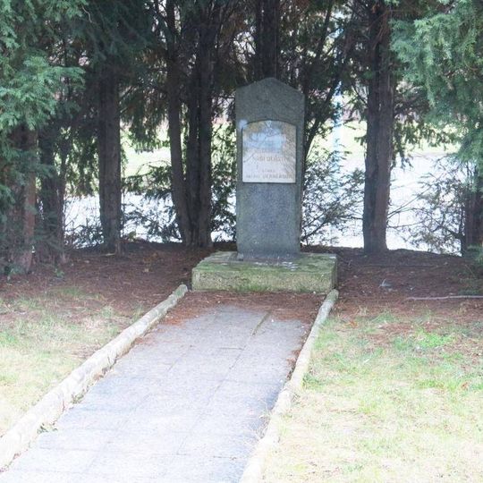 Pomník osvobození na rohu Školní a Olšové ulice v Klášterci nad Ohří