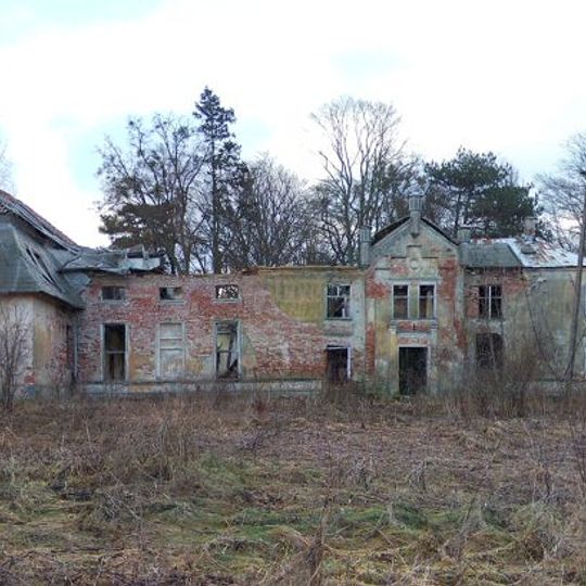 Pałac z otaczającym parkiem w Barzynie