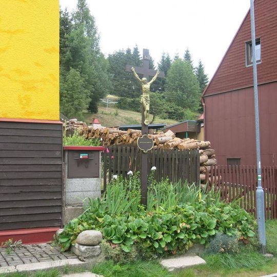 Kříž u domu 67 v Kostelní ulici v Perninku