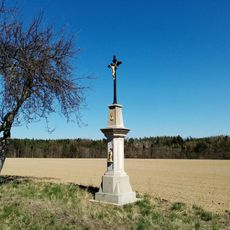Kříž u Klužínku vedle silnice