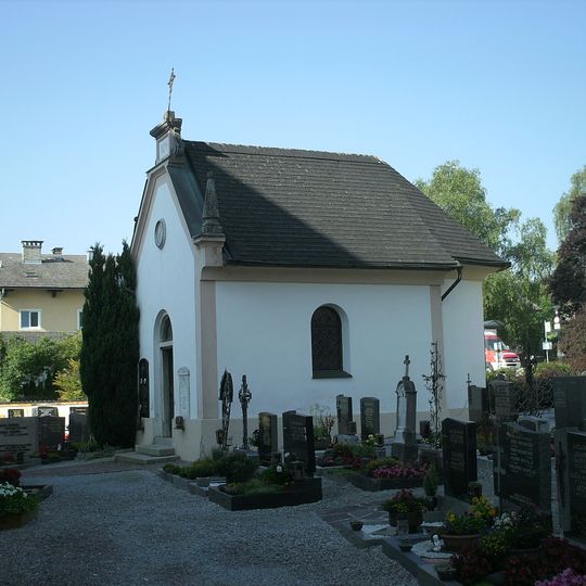 Friedhof mit Obs, Aufbahrungskapelle und Kriegerdenkmal