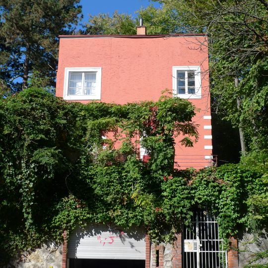 Villa/Landhaus, Werkbundhaus mit Gartenterrasse und Stützmauer mit Torbogen