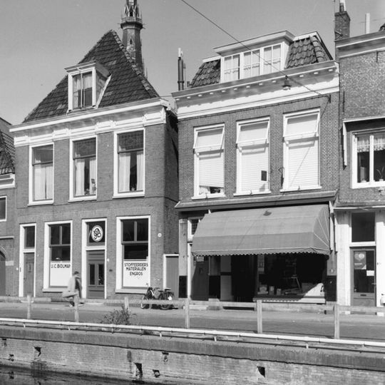 Eenvoudig pand met geblokte kroonlijst