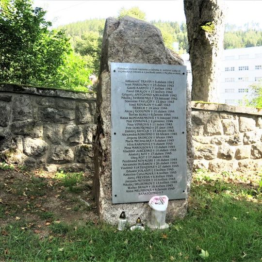 Pomník zemřelým sovětským zajatcům a obětem pochodů smrti na hřbitově v Nejdku