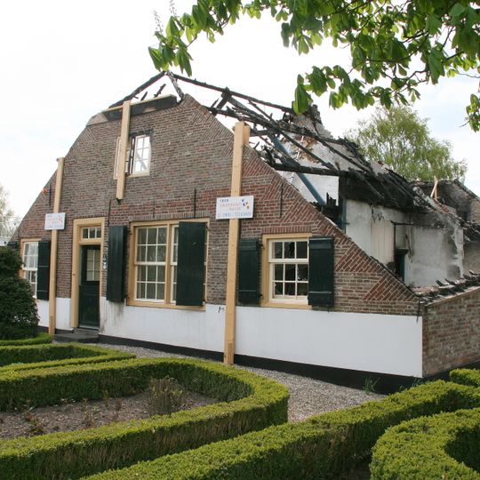 Boerderij, onder rieten wolfdak. De voorgevel heeft vlechtingen, en vensters met luiken en kleine roedenverdeling in de ramen