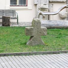 Smírčí kříž na nádvoří Oblastního muzea v Děčíně (2)