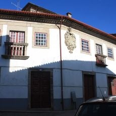 Casa dos Calistos, também denominada «Casa Pacheco», incluindo logradouro com três fontes