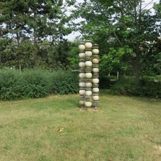 Keramická plastika v parku u Městské knihovny v Mostě