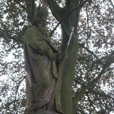 Kerkhof: beeld van Sint-Martinus