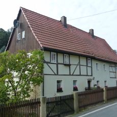 Wohnstallhaus, dazu Scheune auf der gegenüberliegenden Straßenseite Pirnaer Straße 70