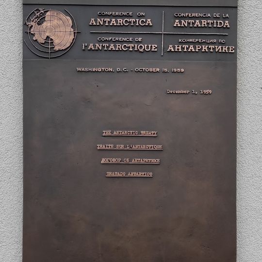Pamětní deska k 60. výročí podpisu Smlouvy o Antarktidě